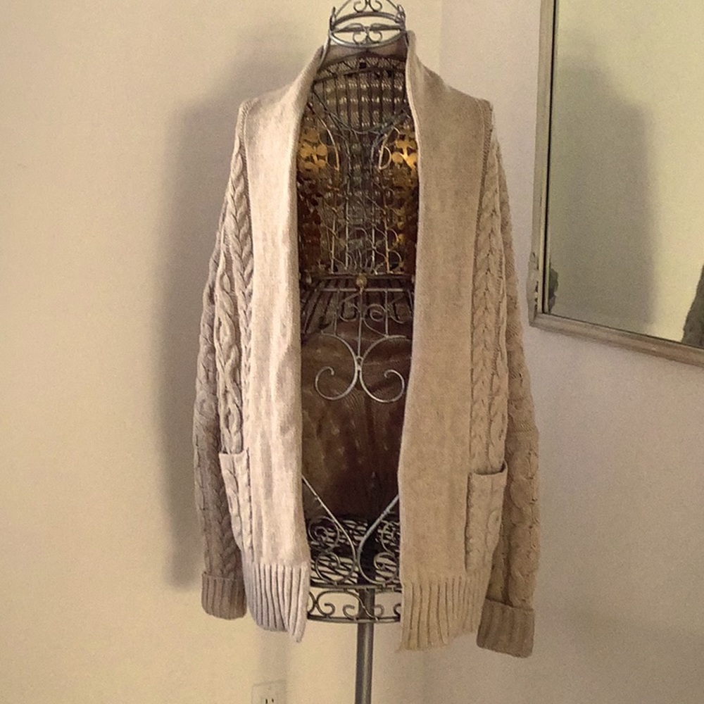 Vince sweater made of yak and wool 50/50. Fitted in back.